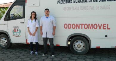 Dentistia Márcio Cavalli Lagrecca e a técnica em enfermagem Thayse do Amaral, junto ao ônibus