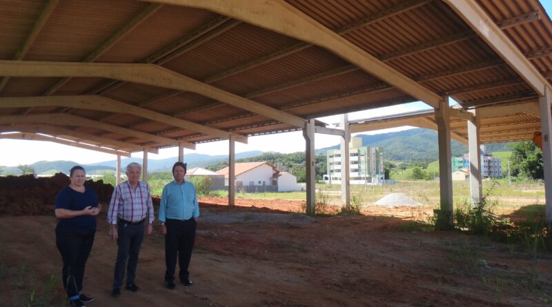 Prefeito Paulo Remor, vice-prefeito Adelino e a presidente da APAE