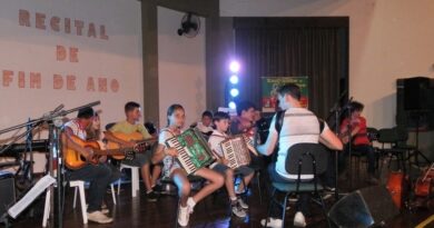Apresentação dos alunos de violão e acordeon, no Recital de 2014.
