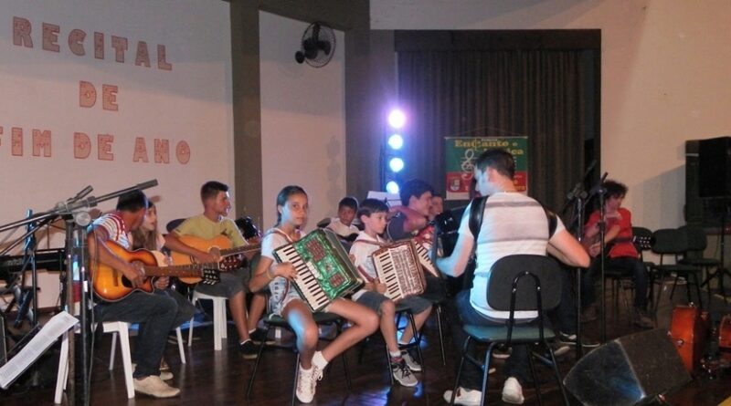 Apresentação dos alunos de violão e acordeon, no Recital de 2014.