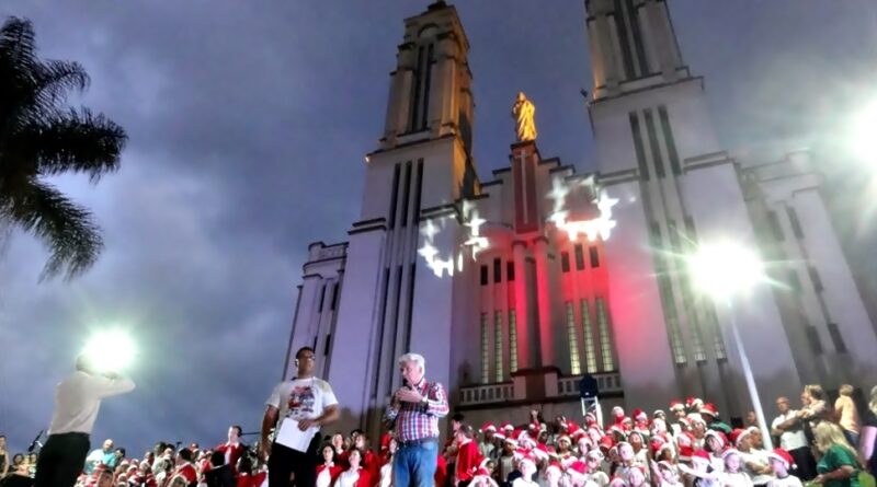 Prefeito Paulo Remor realiza abertura do Natal Iluminado na Praça Anchieta.
