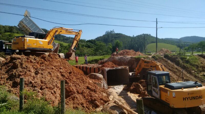 Trânsito foi interrompido durante todo o dia no local