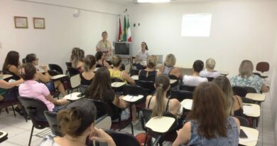 Fiscais Eloiza e Maria Carolina apresentaram as normas às profissionais