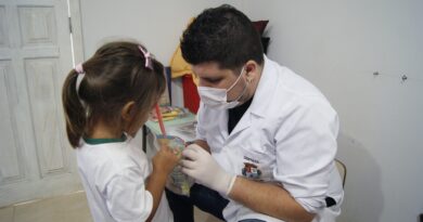 Dentista Márcio Cavalli Lagreca entrega escova para criança