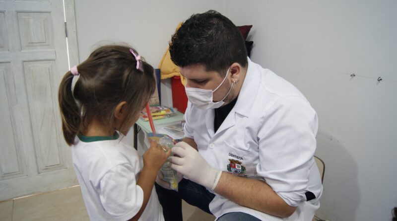 Dentista Márcio Cavalli Lagreca entrega escova para criança