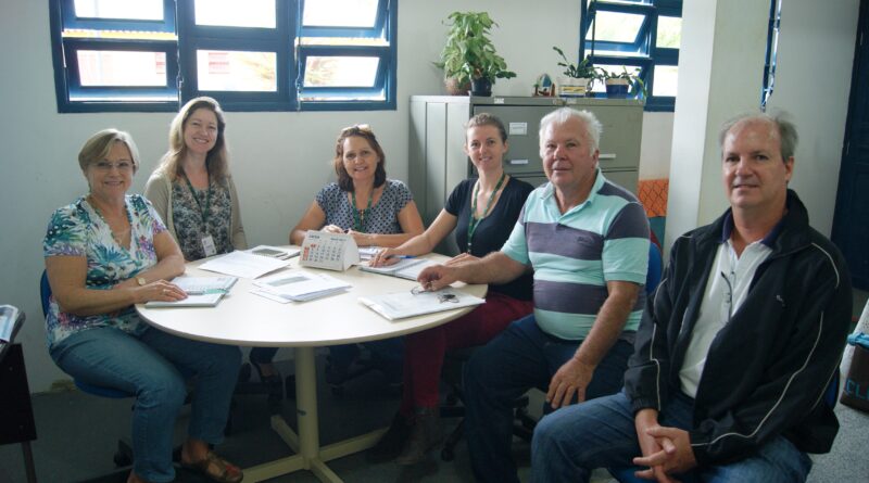 Secretário de Agricultura com equipe da Epagri