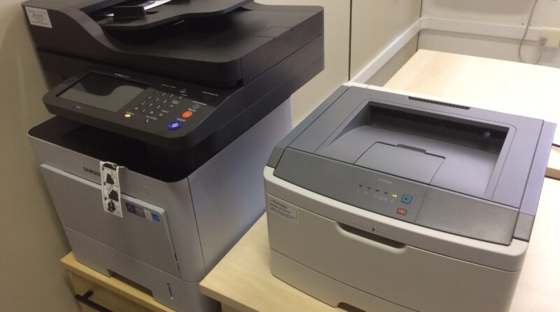Nova impressora (à esquerda) e antiga: melhora no desempenho e economia de recursos.