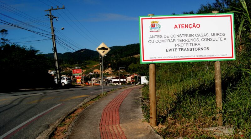 Placas foram instaladas em locais de grande circulação no município