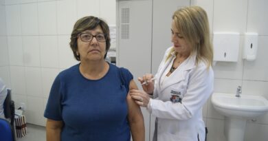 Maria Gorete de Souza é atendida pela técnica em enfermagem Anici Josiane Wiese da Silveira