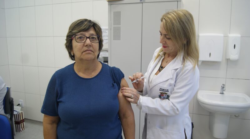 Maria Gorete de Souza é atendida pela técnica em enfermagem Anici Josiane Wiese da Silveira