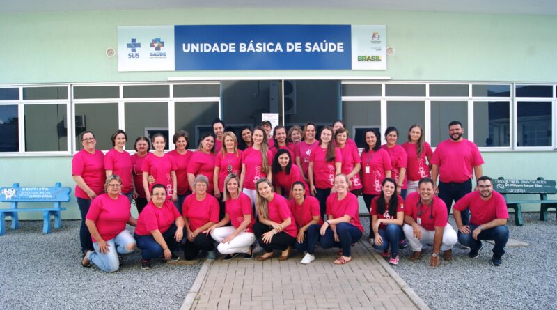 Equipe da Secretaria de Saúde e Assistência Social veste rosa