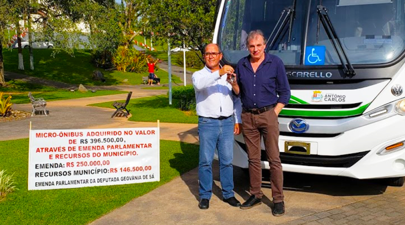 Prefeito Geraldo Pauli recebendo as chaves do micro-ônibus