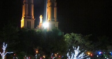 Praça Anchieta recebeu iluminação especial para o Natal