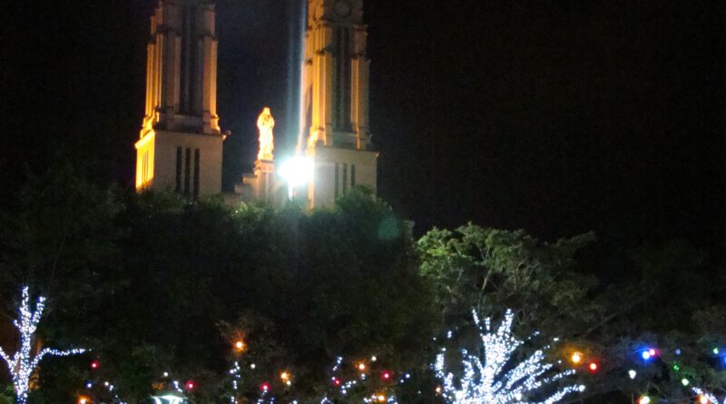 Praça Anchieta recebeu iluminação especial para o Natal